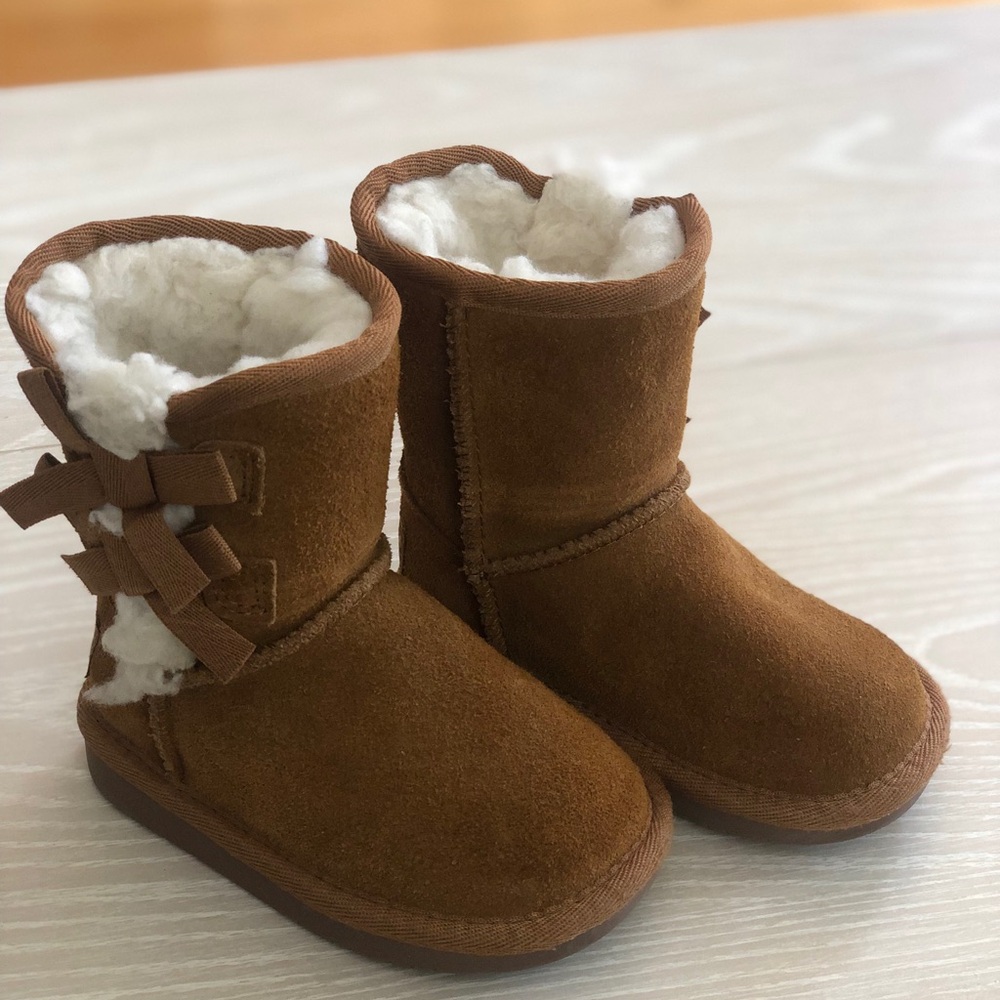 Kookaburra by Uggs- toddler size 5. Worn a handful of times before outgrew.